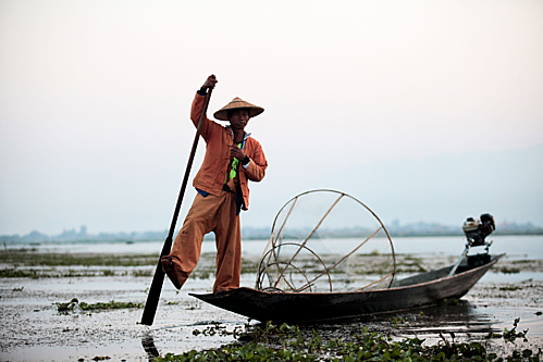 Những người chèo thuyền như làm xiếc trên hồ ở Myanmar - VnExpress Du lịch